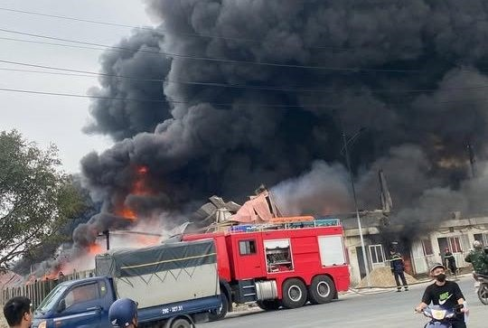 Kịp thời dập tắt vụ cháy tại xưởng sản xuất mút xốp ở Hưng Yên